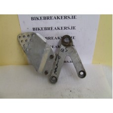CBR 900 94-97 LEFT FRONT FOOT HANGER